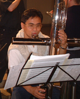 Hiko Iizuka spielt eine Subkontrabass-Fl&ouml;te bei einer Aufnahme der '14 Berliner Fl&ouml;tisten' 2005 in Berlin