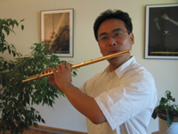 Hiko Iizuka spielt eine Sankyo Goldflute
