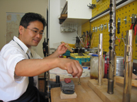 Hiko Iizuka in seiner Werkstatt an einer Sankyo Flute